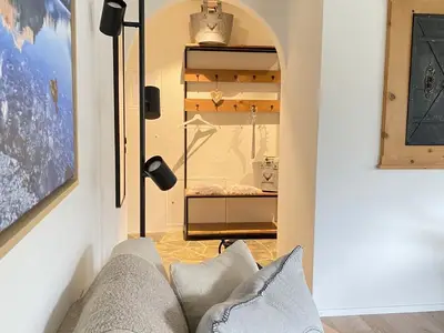Blick vom Wohnzimmer zur Garderobe