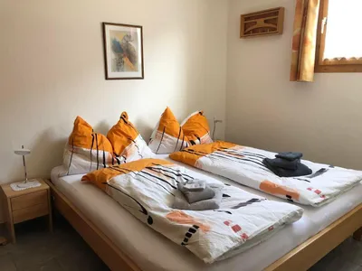 Schlafzimmer mit Doppelbett (2 Matrazen je 90x190cm) und Kleiderschrank