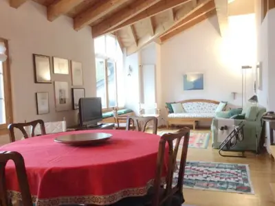 Wohnzimmer mit Esszimmer, Sitzecke und Zugang zur Terrasse