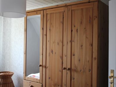 Celle-Ferienwohnung-Pauls-Schlafzimmer-Schrank