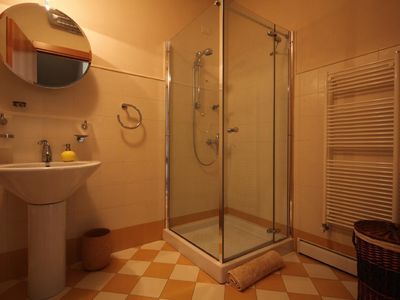 Duschausstattung: Fenster, WC, Bidet, Dusche, Waschbecken, Schrank mit Spiegel