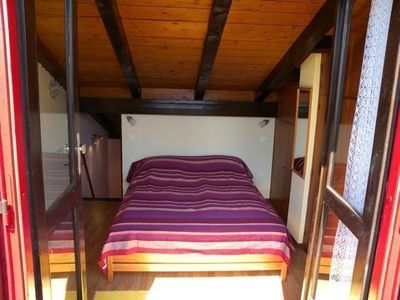 Schlafbereich. Sonniges Schlafzimmer mit Balkon