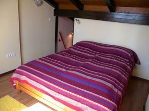 Schlafbereich. Schlafzimmer mit komfortablem Doppelbett