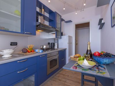 Küche mit Kühlschrank, Gefrierfach und Tisch