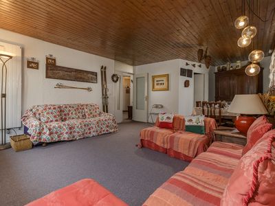 Wohnzimmer mit Doppelsofa und Esszimmer