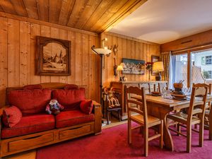 Gemütlicher Wohn- und Essbereich mit klassischer alpiner Dekoration