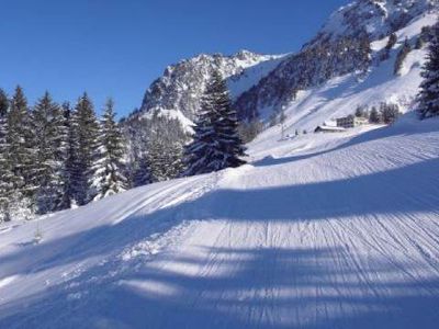 Chalet et piste de ski