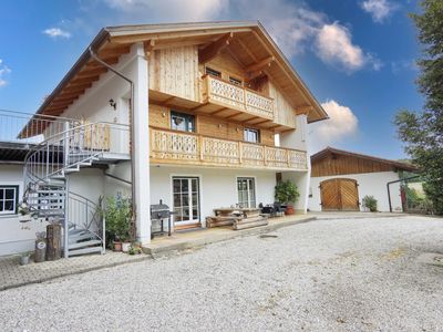 Ferienhaus mit 3 Ferienwohnungen und Wendeltreppe zur Gemeinschafts-Lounge