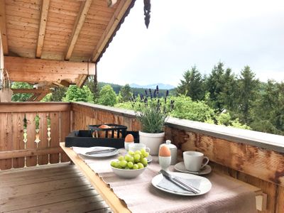 Genießen Sie ihr Frühstück auf dem Balkon