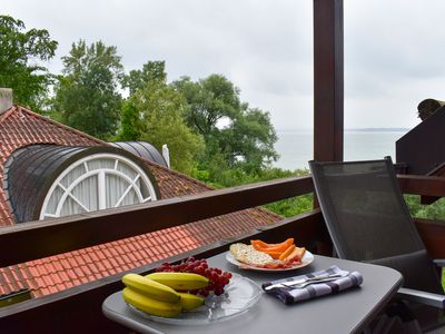 Balkon mit Blick zum See