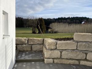 Ausblick von Terrasse (Steinmauer/Blick in die Natur)