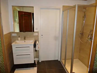 Badezimmer mit Dusche und WC