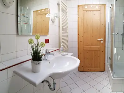 Badezimmer mit Dusche