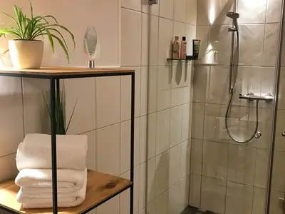 Badezimmer mit bodentiefer Dusche