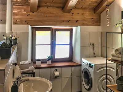 Badezimmer mit Waschmaschine