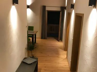 Offener Wohn- Essbereich mit Zugang zum Balkon