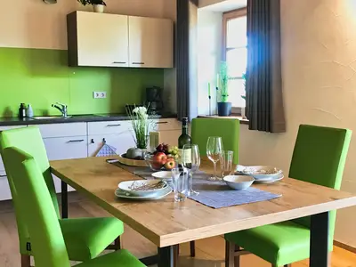 Küche im offenen Wohn-Essbereich