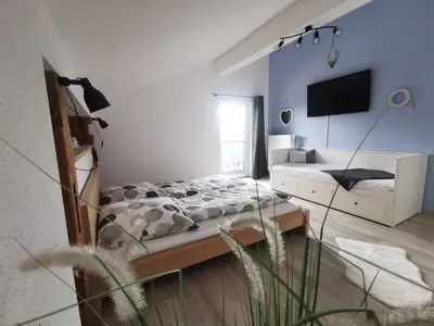 Schlafzimmer mit Fernseher