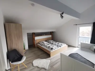 Schlafzimmer mit Fernseher