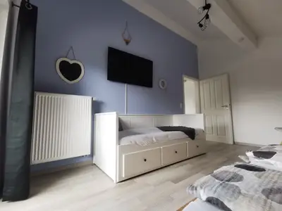 Schlafzimmer mit Fernseher