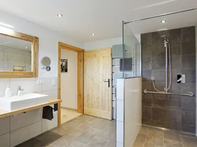 ebenerdige Dusche mit Regendusche und Griff