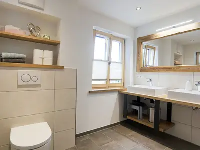 Bad mit Doppelwaschbecken und 1x unterfahrbar