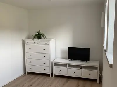 Schlafzimmer (TV + Kommoden)