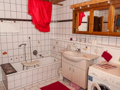 Bad mit Wanne, Dusche, WC