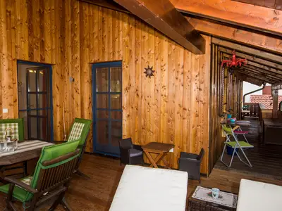 Großer überdachter Balkon