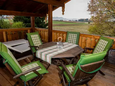 Balkon überdacht/Loggia mit Wiesen und Bergblick