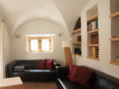 Sitzgelegenheiten im Wohn- und Essbereich mit Kachelofen - Fotograf Thomas Drexel www.thomas-drexel.com