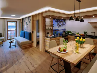 offener Wohn-Essbereich mit Zugang zum Balkon