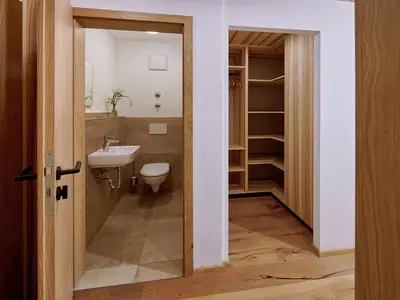 Gästebad und begehbare Gaderobe