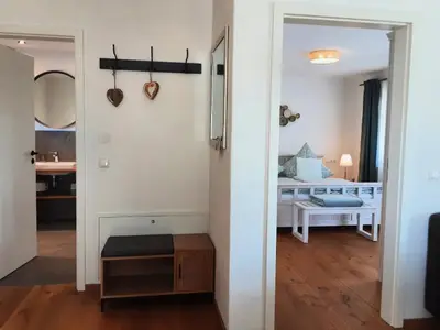 Blick ins Schlaf und Badezimmer mit Garderoben-Bereich