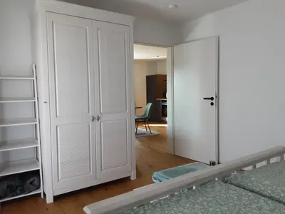 Schlafzimmer mit Kleiderschrank