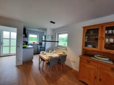 Blick vom Wohnbereich in die Küche