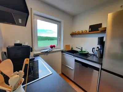 Küche mit Geschirrspüler und großer Kühl-Gefrierkombi