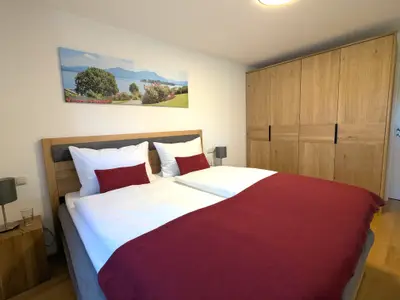 Schlafzimmer mit Eichenholzschrank