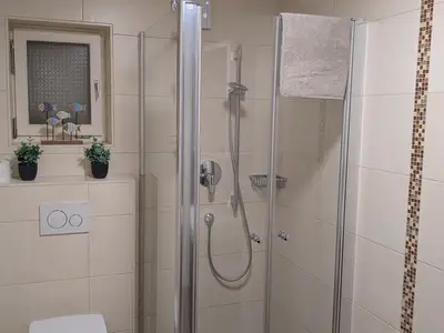 Badezimmer mit Dusche und WC