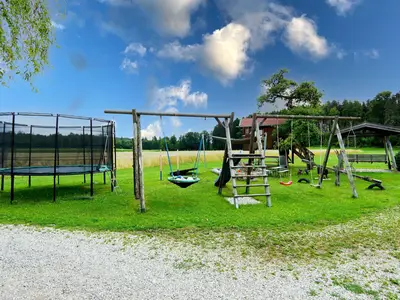 Spielwiese mit Holywoodschaukel und Wellenliege für ein entspanntes Aufpassen