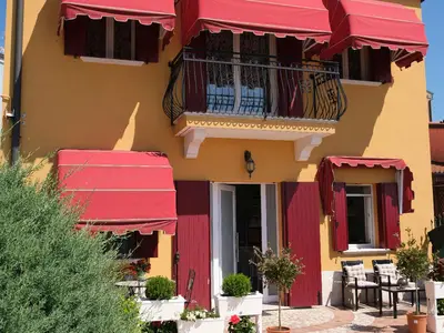 Ferienwohnung mit Meerblick, Garten und privatem Parkplatz