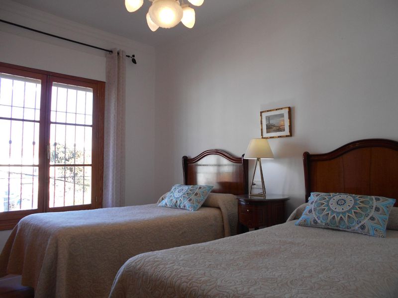 Schlafbereich. Schlafzimmer mit 2 Betten, Kleiderschrank / Wandschrank und Klimaanlage (warm/kalt)