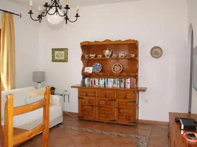 Salon met air conditioning (warm/koud), TV (Nederlandse programmes), internet en bedbank.