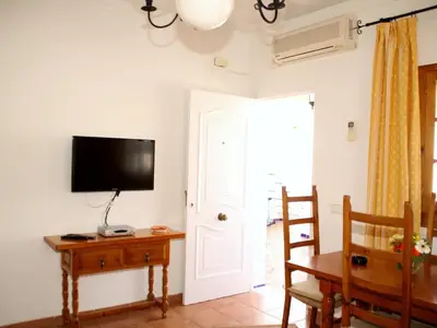 Salon met air conditioning (warm/koud), TV (Nederlandse programmes), internet en bedbank.
