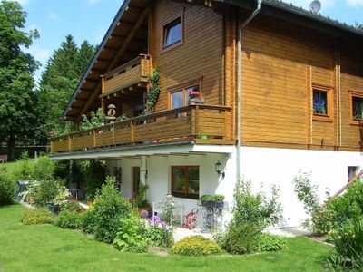 Außenansicht des Gebäudes. Haus mit Ferienwohnung im Untergeschoss