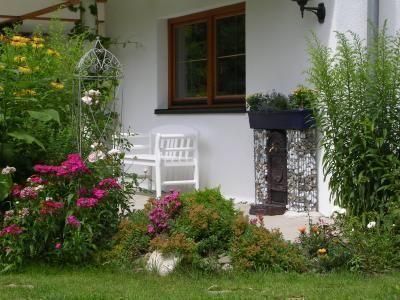 Außenansicht des Gebäudes. Im Garten mit Schlafzimmerfenster