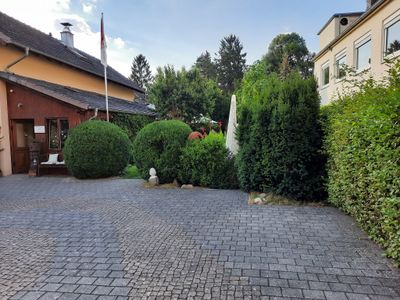 Innenhof mit Parkplatz