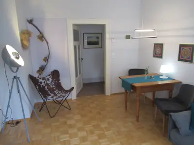 Essbereich mit dimmbarer Lampe