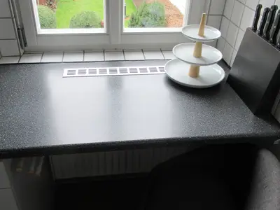 Kleiner Essplatz in der Küche mit Blick in den Garten