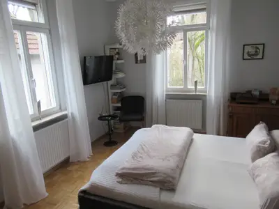 Lesen der fernsehen im Schlafzimmer